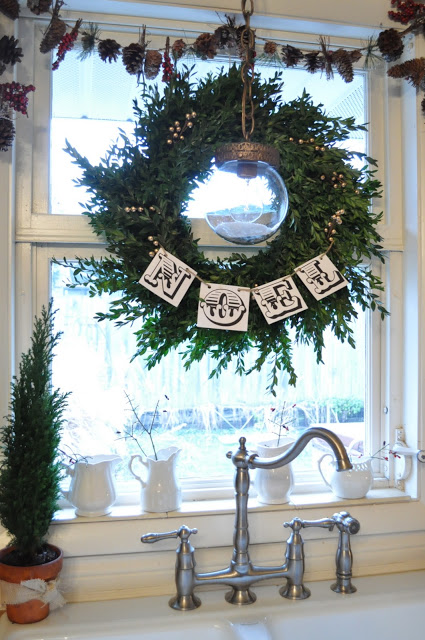 AnExtraordinaryDay.net Christmas Decoration ideas and inspiration | Jennifer Rizzo.com - holiday house walk - noel wreath