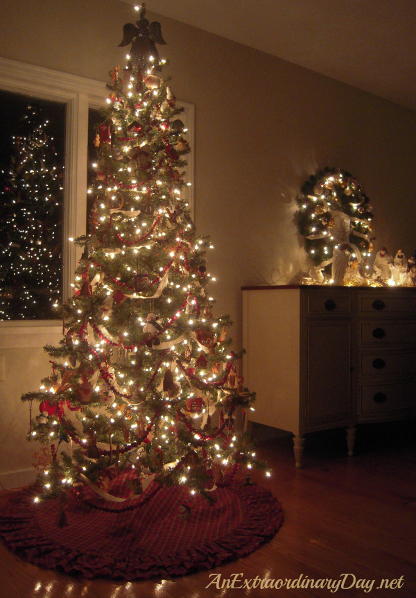 AnExtraordinaryDay.net - Lighted Christmas Tree Decorated - Old Fashioned Christmas Tree Decor - inspired ideas for Christmas decor