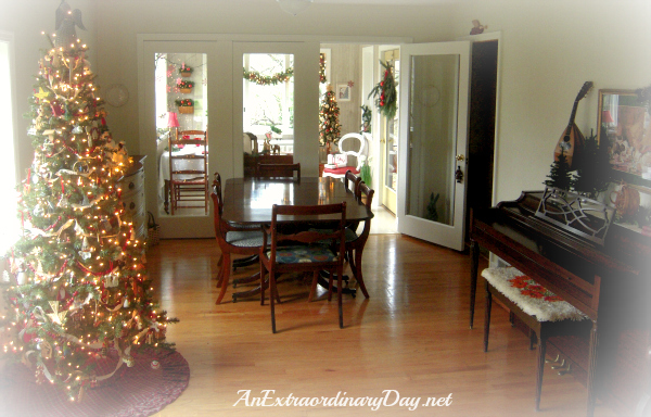 AnExtraordinaryDay.net - Merry Christmas House Interior - Traditional & Vintage Christmas Decorating Inspiration