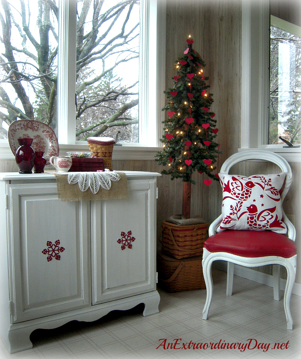 Red and White Christmas Decor - Pretty DIY Home