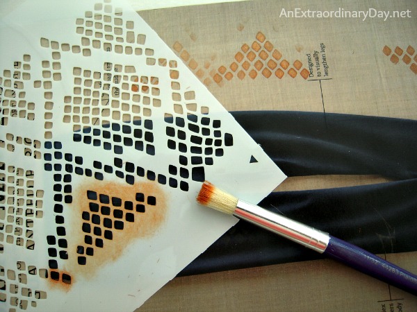 Tutorial :: Animal Print Stenciled Plates :: #plaidcrafts