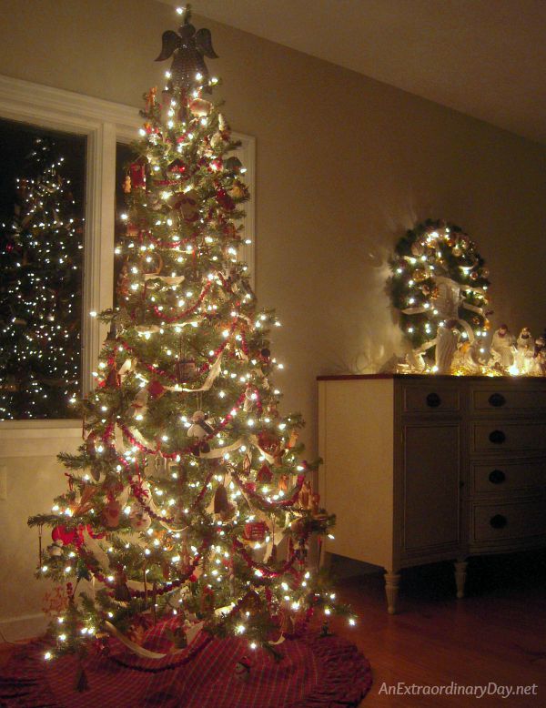 Christmas is my favorite holiday. I love everything about it. The true story, the scents, the music, and Christmas decor. Make it a handmade Christmas this year. All month we will be visiting a different blog each day where you'll be able to pin a handmade Christmas ornament tutorial, so you too, can have a handmade Christmas. Come on along!!
