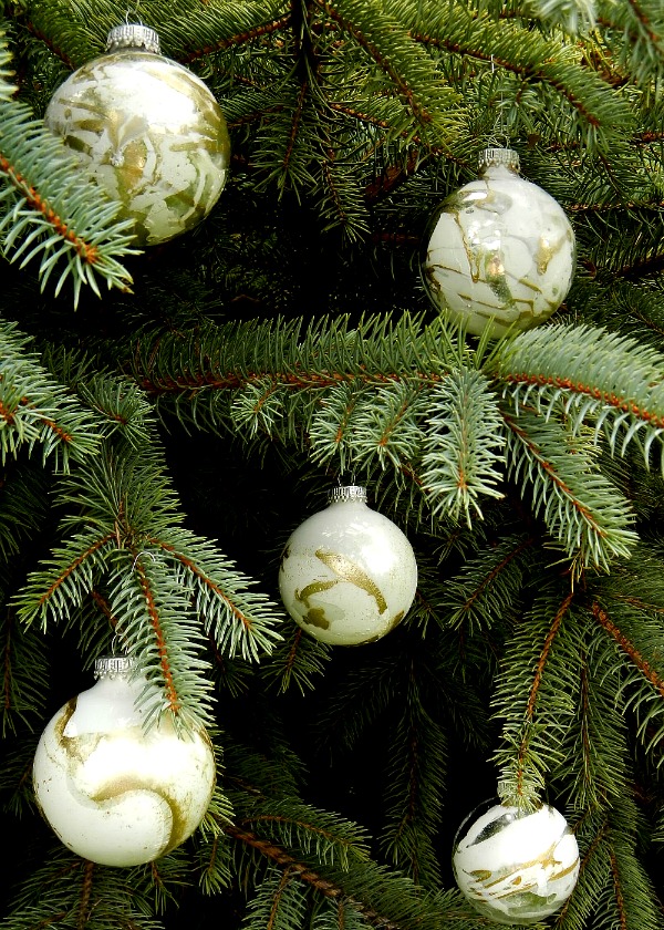 Classy Marbleized Metallic Christmas Ornaments in Gold and White - AnExtraordinaryDay.net