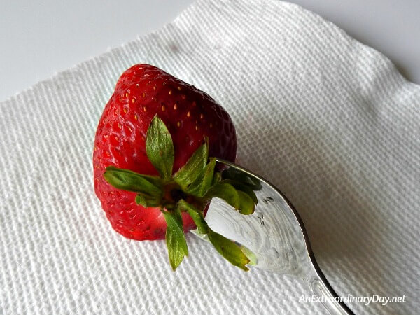 Strawberry hulling tip from AnExtraordinaryDay.net