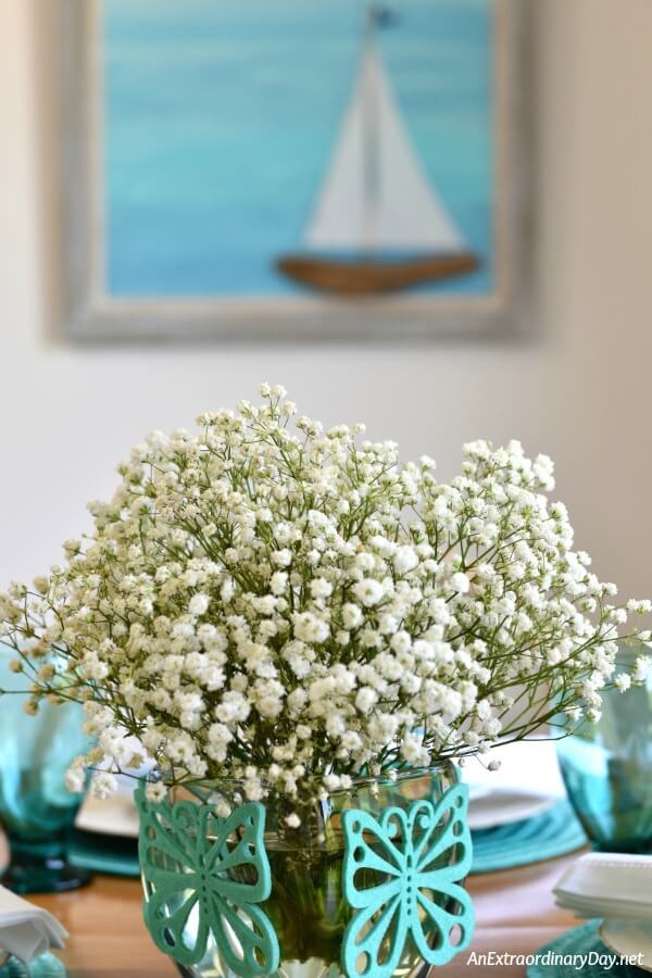 Inexpensive flowers are an EASY and CHEAP turquoise tablescape for a girlfriend luncheon