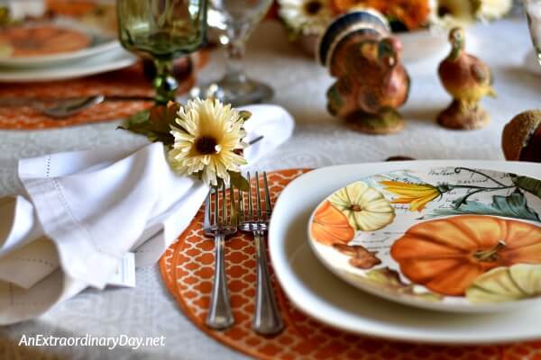 Make your Thanksgiving table gorgeous with inexpensive place settings and simple and easy DIY projects 