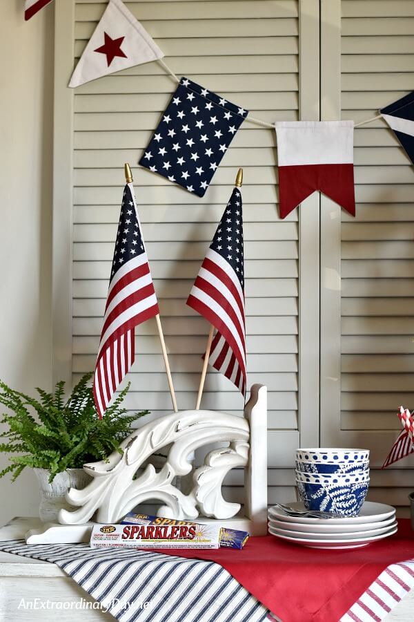 American Flags Decorate this 4th of July Vignette - AnExtraordinaryDay.net